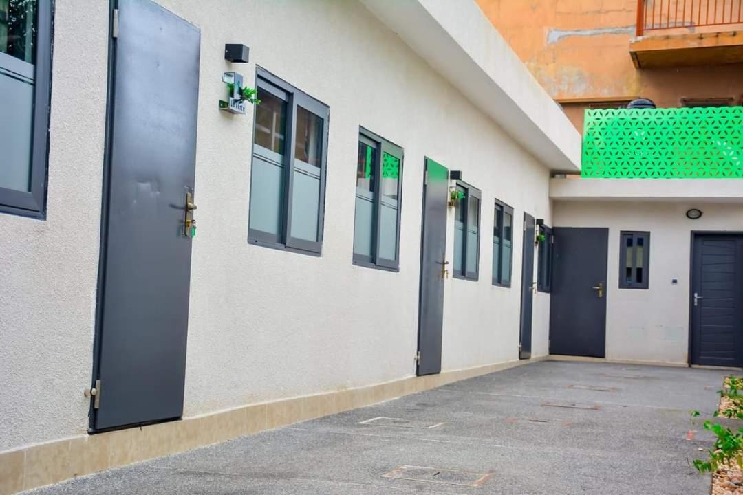 Klik Klak Appart Hotel Cotonou Esterno foto